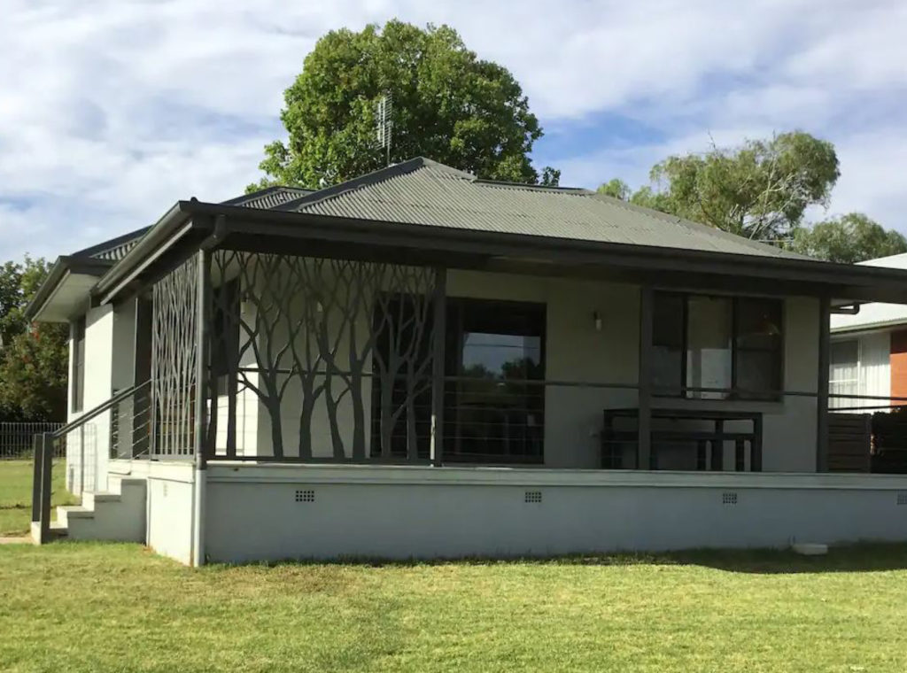 Amazing Forbes NSW Accommodation Lakeside Cottage